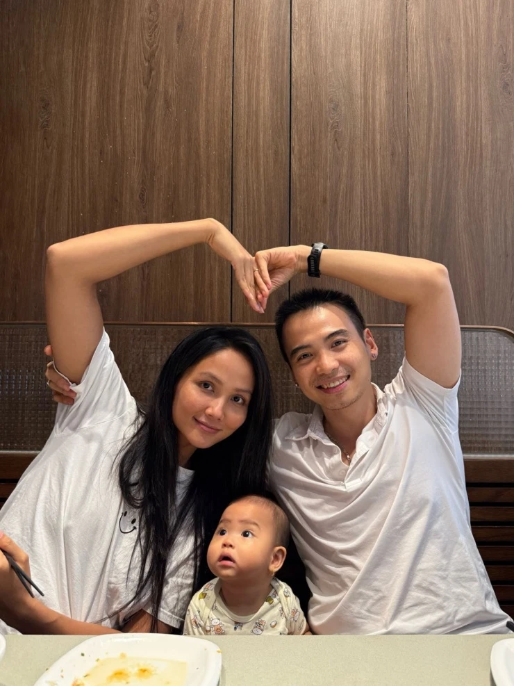 Ảnh sao 21/4: Nhã Phương muốn trọn đời nói nhiều bên Trường Giang