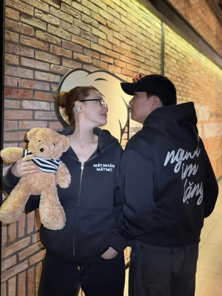 Ảnh sao 21/4: Nhã Phương muốn trọn đời nói nhiều bên Trường Giang