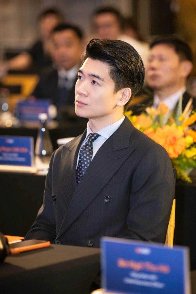 Ảnh sao 22/4: Hồng Đào hạnh phúc bên hai con gái tại Mỹ