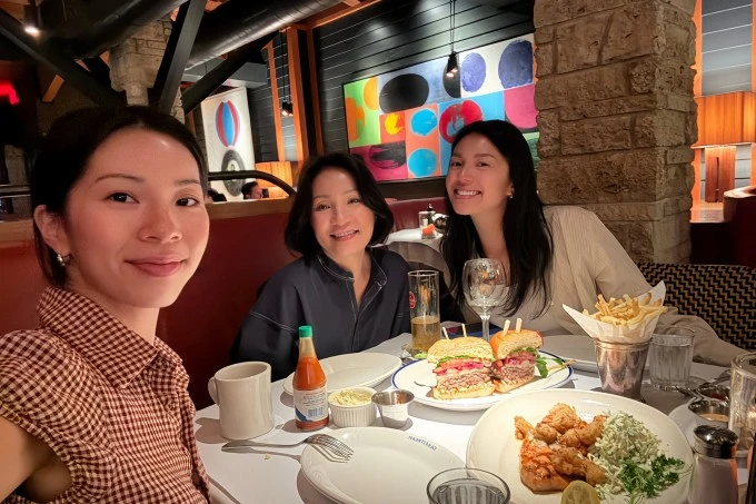 Ảnh sao 22/4: Hồng Đào hạnh phúc bên hai con gái tại Mỹ