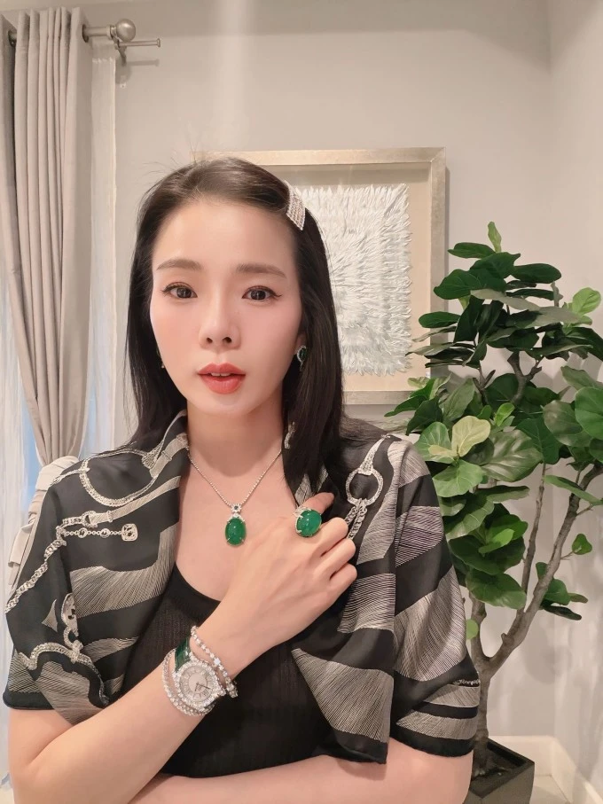 Ảnh sao 22/4: Hồng Đào hạnh phúc bên hai con gái tại Mỹ