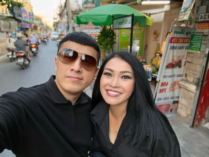 Ảnh sao 22/4: Hồng Đào hạnh phúc bên hai con gái tại Mỹ