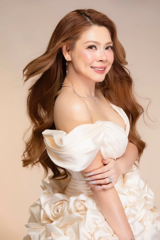 Ảnh sao 22/4: Hồng Đào hạnh phúc bên hai con gái tại Mỹ