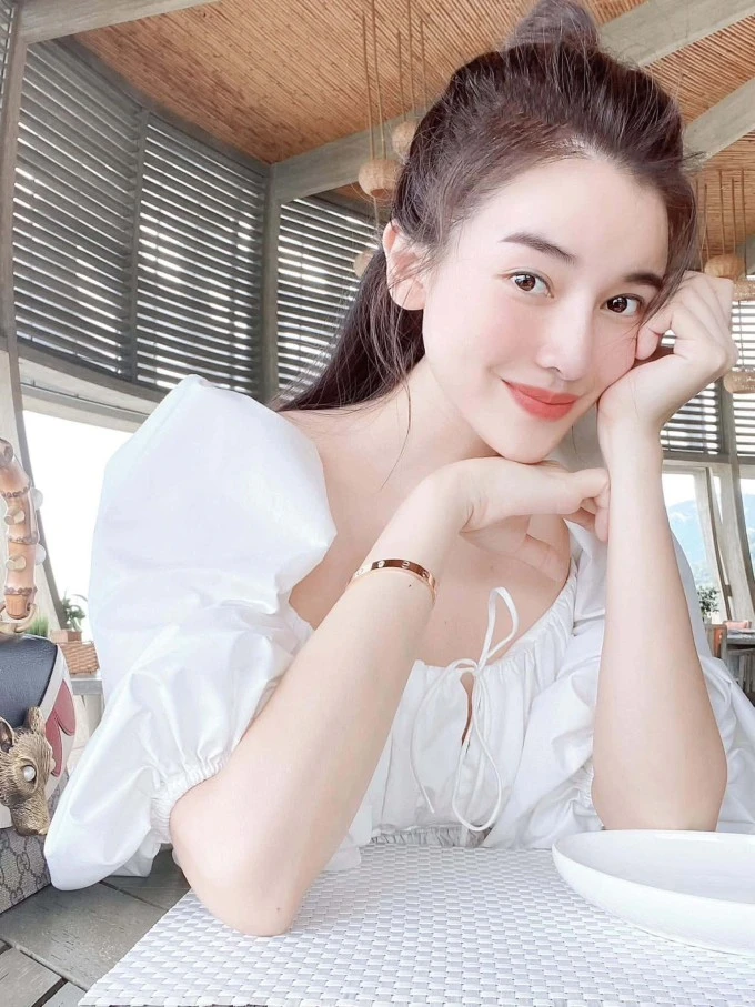 Ảnh sao 22/4: Hồng Đào hạnh phúc bên hai con gái tại Mỹ