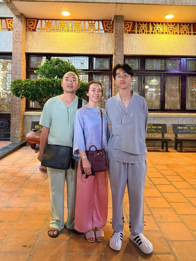 Ảnh sao 22/4: Hồng Đào hạnh phúc bên hai con gái tại Mỹ