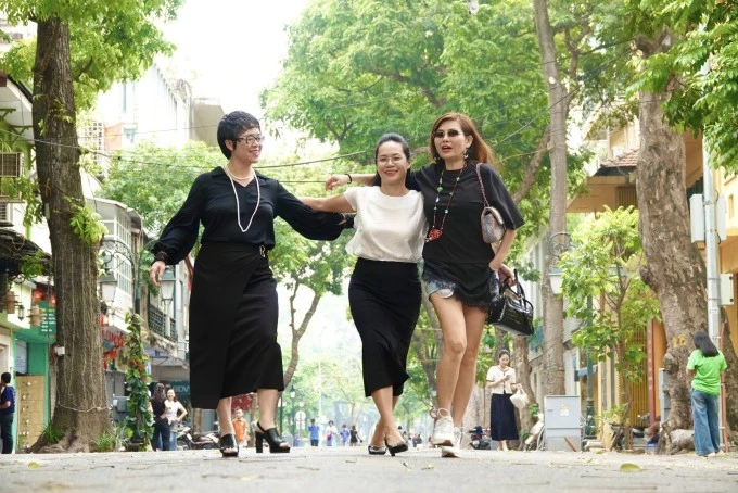 Ảnh sao 22/4: Hồng Đào hạnh phúc bên hai con gái tại Mỹ