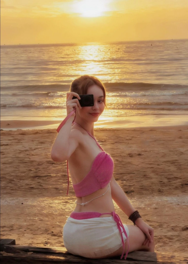 Ảnh sao 23/4: Đàm Thu Trang lo con gái Suchin có bạn trai