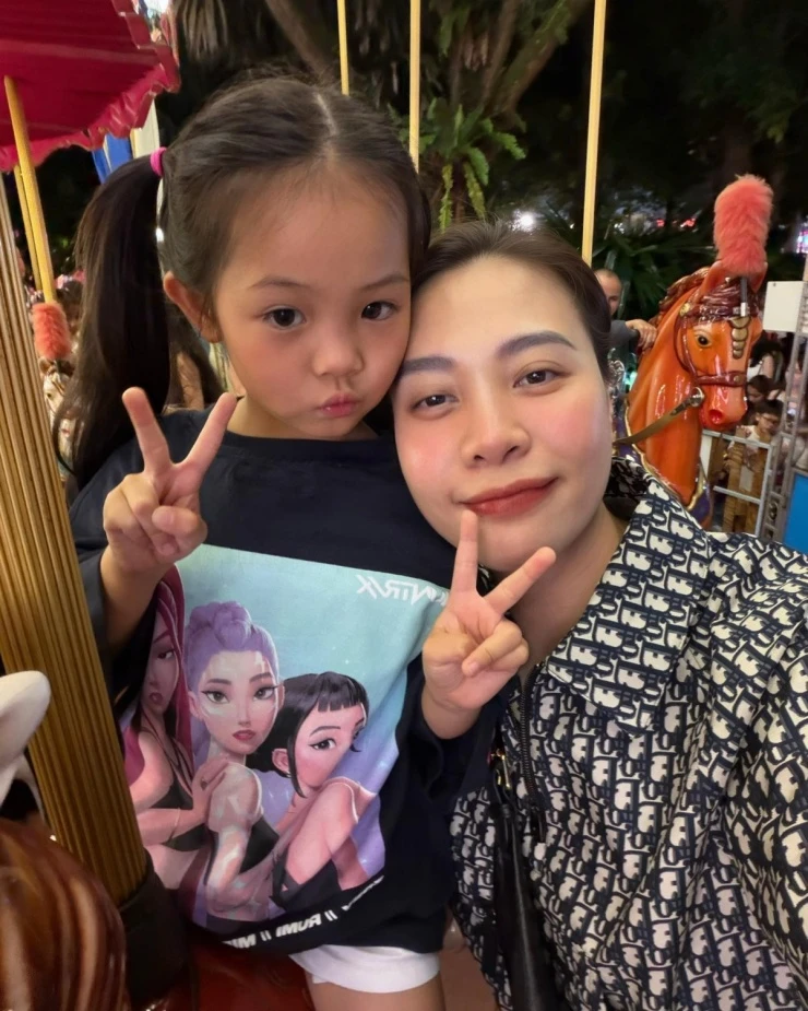 Ảnh sao 23/4: Đàm Thu Trang lo con gái Suchin có bạn trai