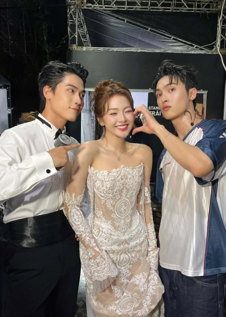 Ảnh sao 23/4: Đàm Thu Trang lo con gái Suchin có bạn trai