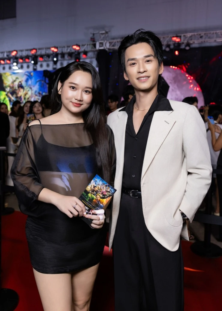 Ảnh sao 23/4: Đàm Thu Trang lo con gái Suchin có bạn trai