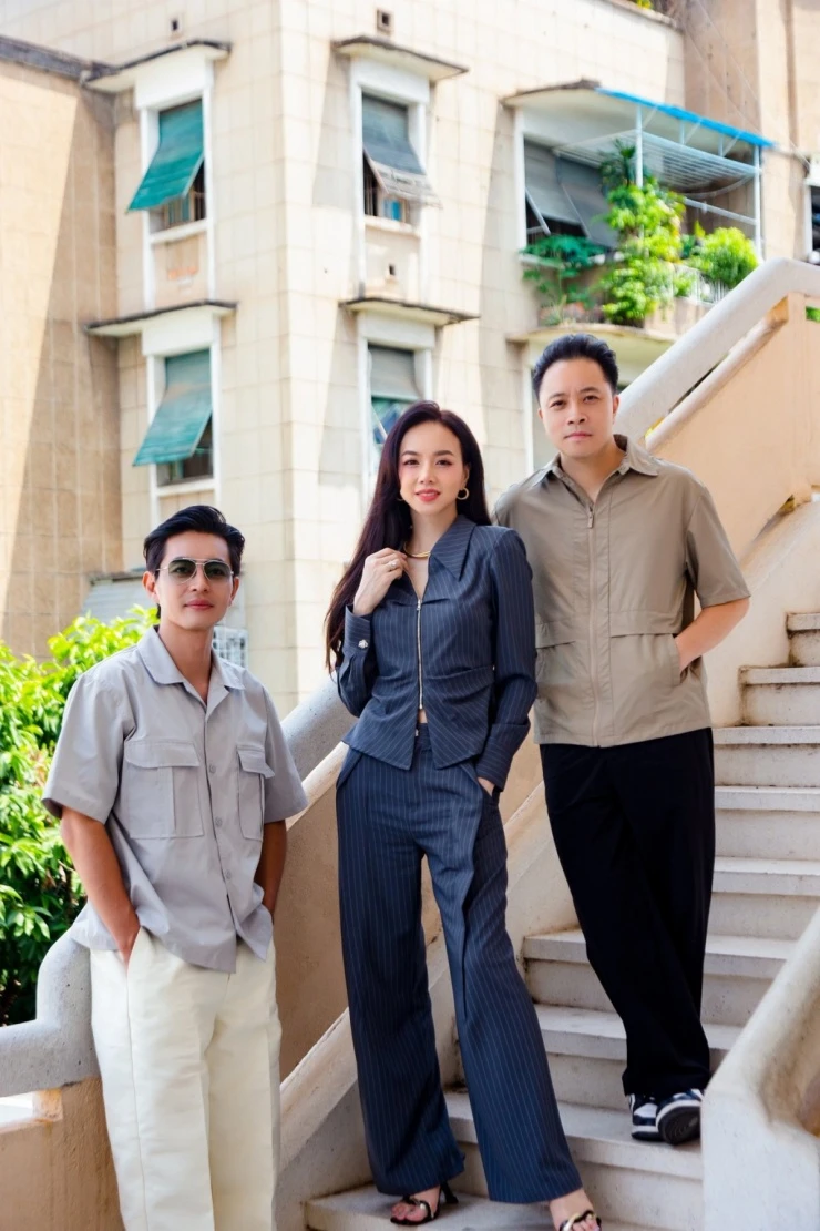 Ảnh sao 29/4: Quốc Trường làm vệ sĩ hộ tống Ngọc Trinh ra phố