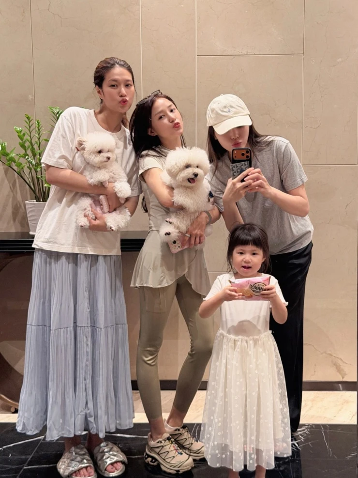 Ảnh sao 29/4: Quốc Trường làm vệ sĩ hộ tống Ngọc Trinh ra phố