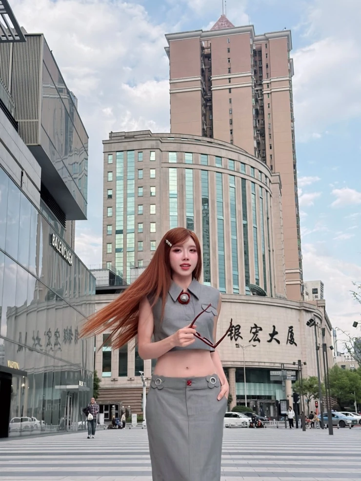 Ảnh sao 29/4: Quốc Trường làm vệ sĩ hộ tống Ngọc Trinh ra phố