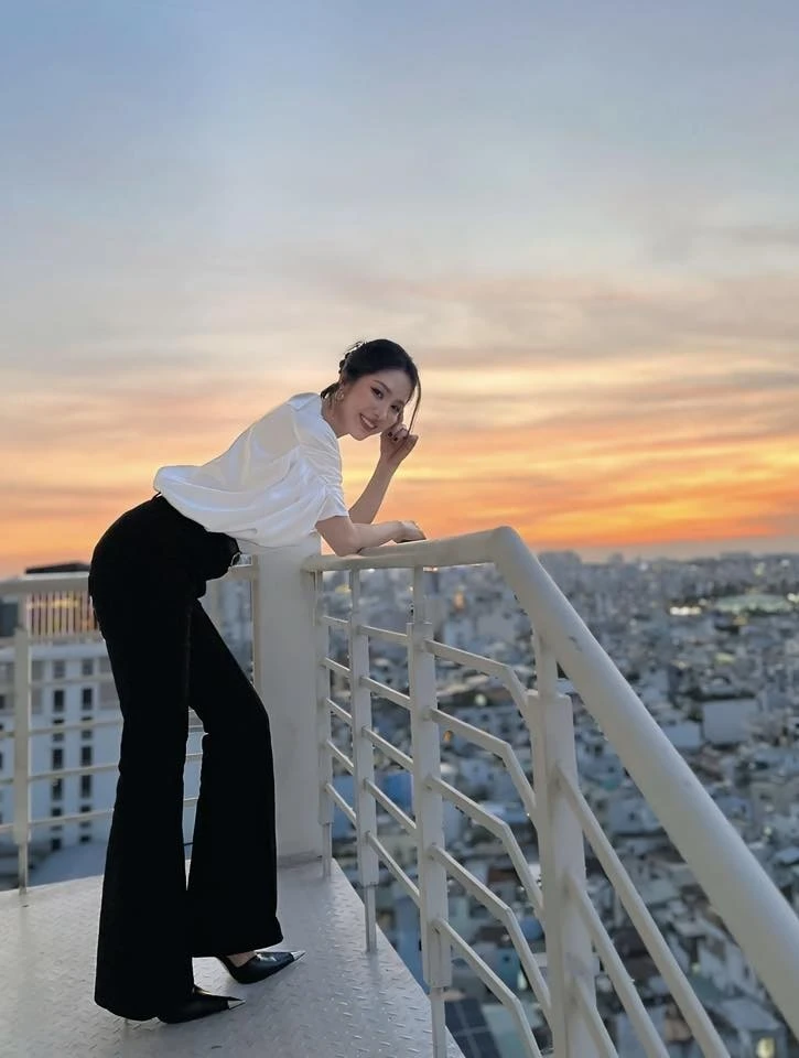 Ảnh sao 29/4: Quốc Trường làm vệ sĩ hộ tống Ngọc Trinh ra phố