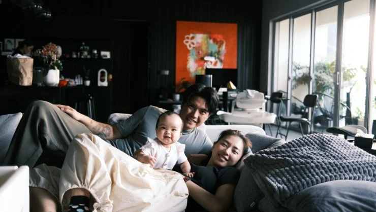 Ảnh sao 29/4: Quốc Trường làm vệ sĩ hộ tống Ngọc Trinh ra phố