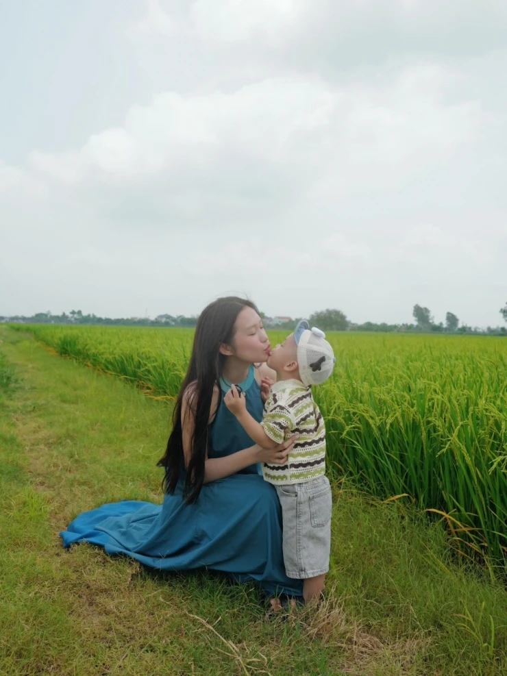 Ảnh sao 29/4: Quốc Trường làm vệ sĩ hộ tống Ngọc Trinh ra phố