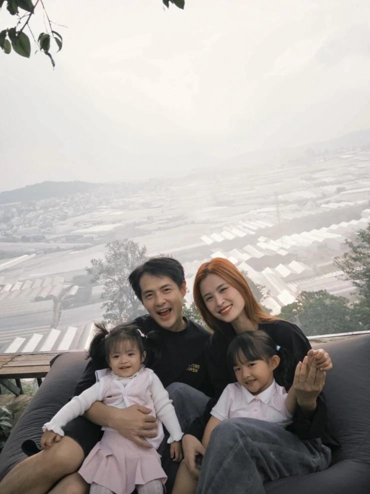 Ảnh sao 29/4: Quốc Trường làm vệ sĩ hộ tống Ngọc Trinh ra phố