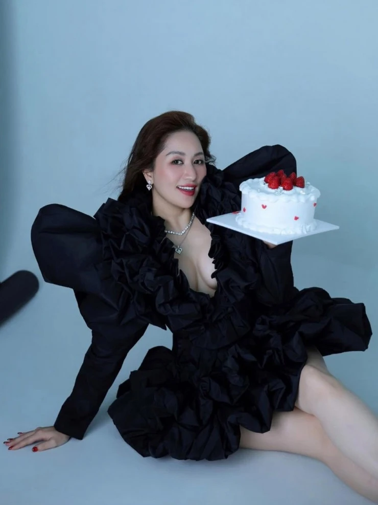 Ảnh sao 3/4: Tiên Nguyễn tổ chức tiệc ngủ mừng sinh nhật em dâu tương lai