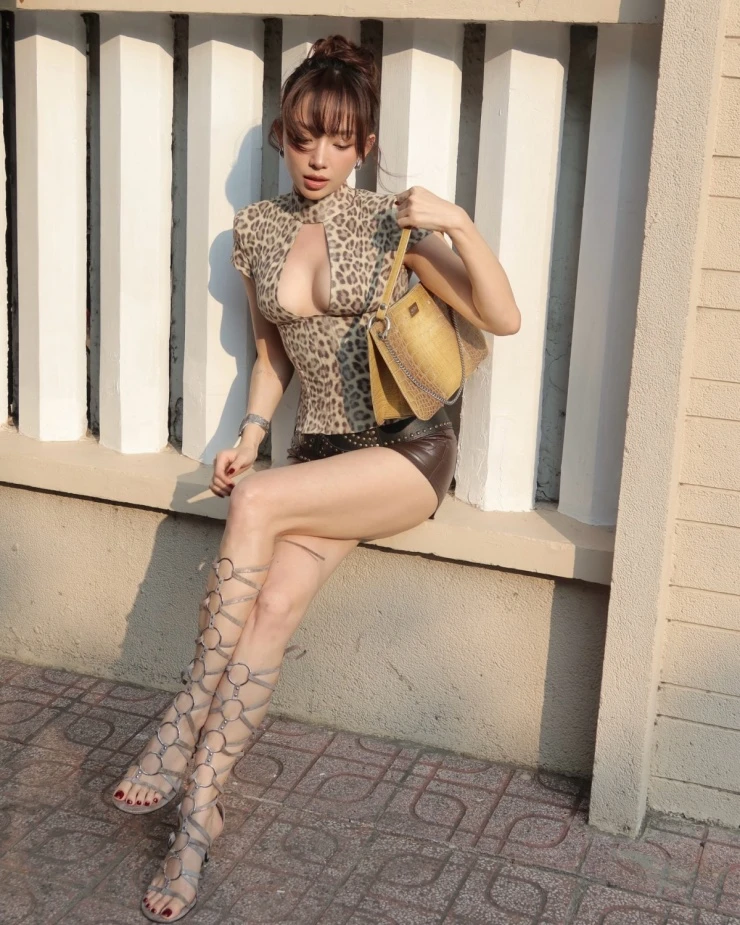 Ảnh sao 4/4: Thu Trang lần đầu đưa cặp song sinh đi làm