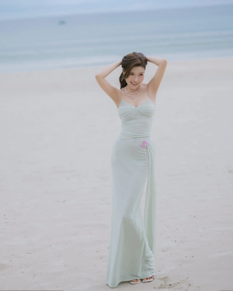 Ảnh sao 5/4: Vân Trang lần đầu đưa cặp sinh đôi 4 tuổi về nhà ông bà ngoại