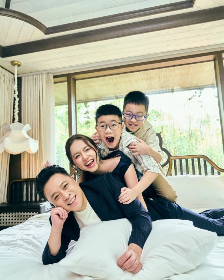 Ảnh sao 5/4: Vân Trang lần đầu đưa cặp sinh đôi 4 tuổi về nhà ông bà ngoại