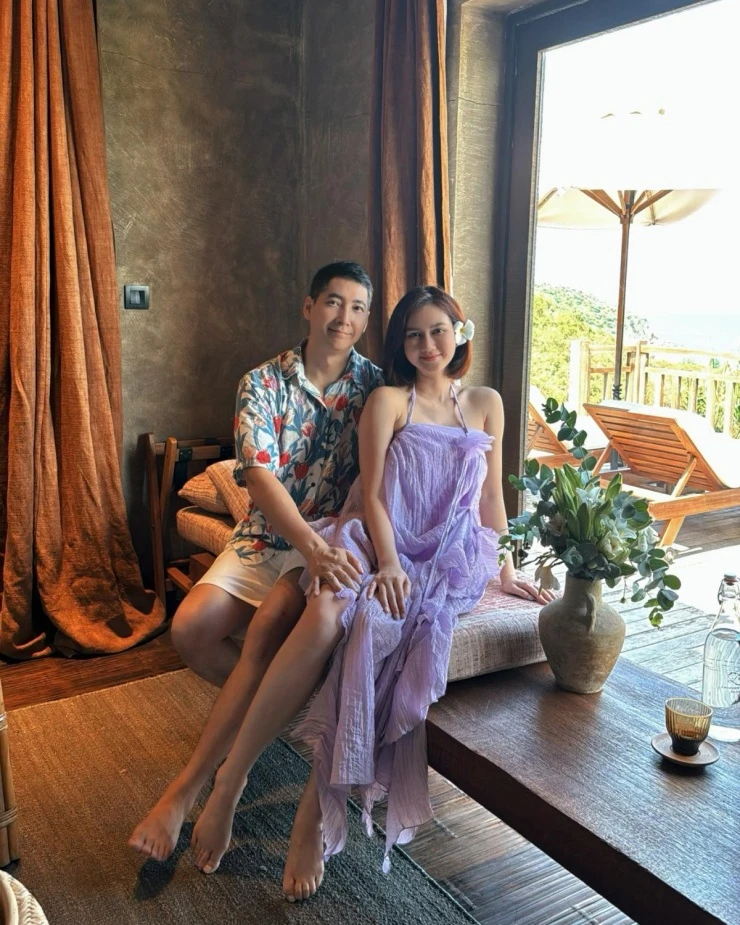 Ảnh sao 5/4: Vân Trang lần đầu đưa cặp sinh đôi 4 tuổi về nhà ông bà ngoại