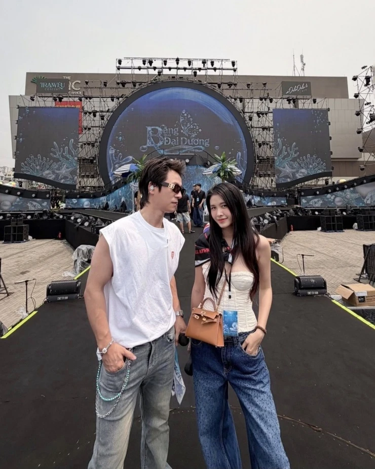 Ảnh sao 5/4: Vân Trang lần đầu đưa cặp sinh đôi 4 tuổi về nhà ông bà ngoại