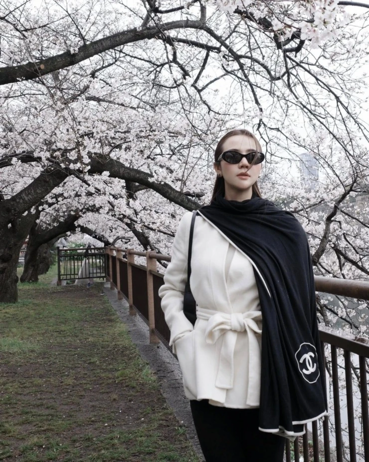 Ảnh sao 5/4: Vân Trang lần đầu đưa cặp sinh đôi 4 tuổi về nhà ông bà ngoại