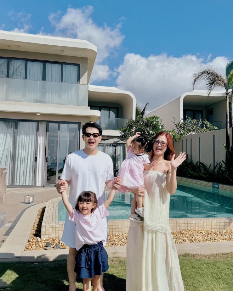 Ảnh sao 5/4: Vân Trang lần đầu đưa cặp sinh đôi 4 tuổi về nhà ông bà ngoại