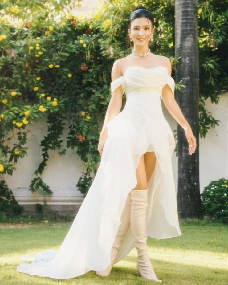 Ảnh sao 5/4: Vân Trang lần đầu đưa cặp sinh đôi 4 tuổi về nhà ông bà ngoại