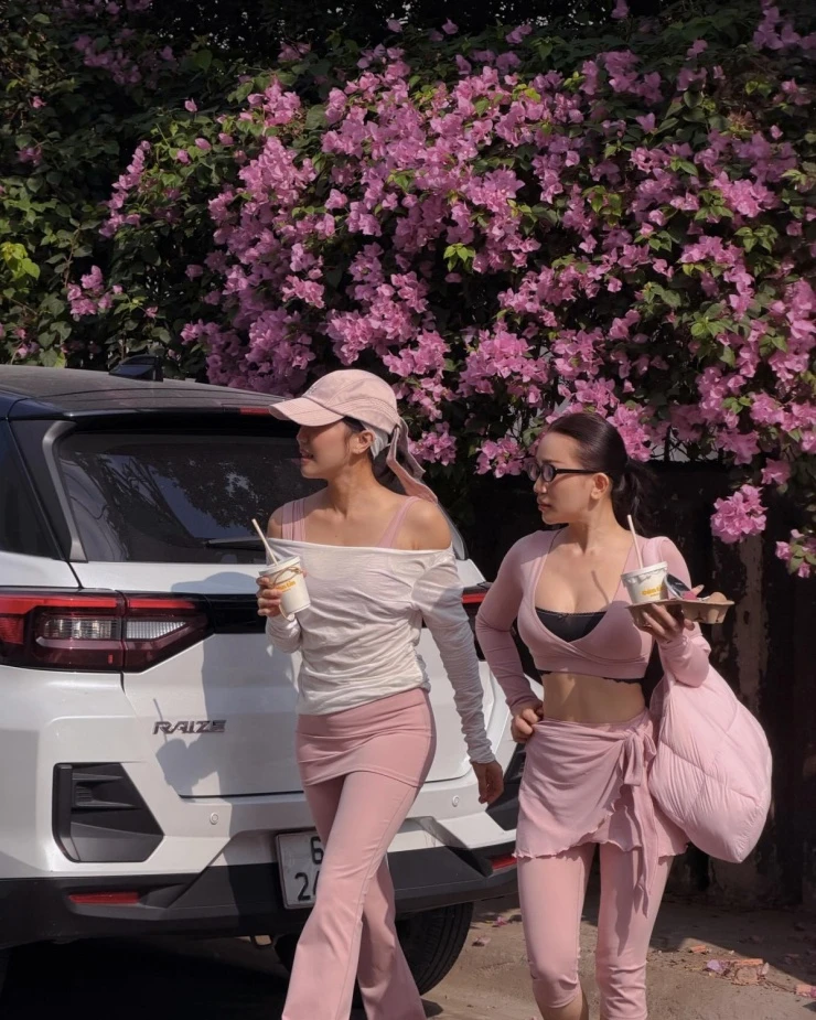 Ảnh sao 5/4: Vân Trang lần đầu đưa cặp sinh đôi 4 tuổi về nhà ông bà ngoại