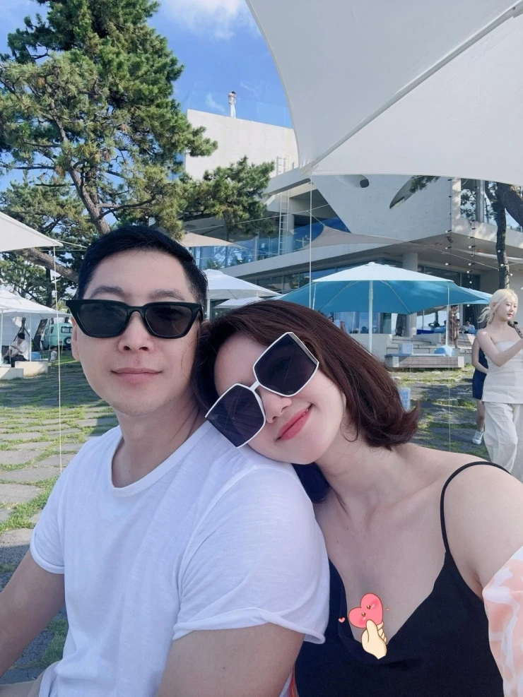 Ảnh sao 7/4: Em trai và em dâu tương lai của Tiên Nguyễn tình tứ bên nhau