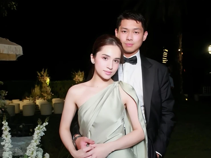 Ảnh sao 7/4: Em trai và em dâu tương lai của Tiên Nguyễn tình tứ bên nhau