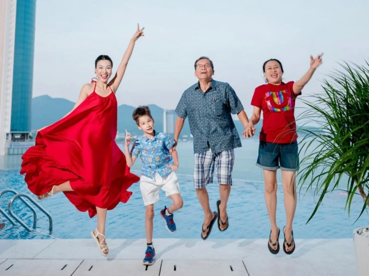 Ảnh sao 7/4: Em trai và em dâu tương lai của Tiên Nguyễn tình tứ bên nhau