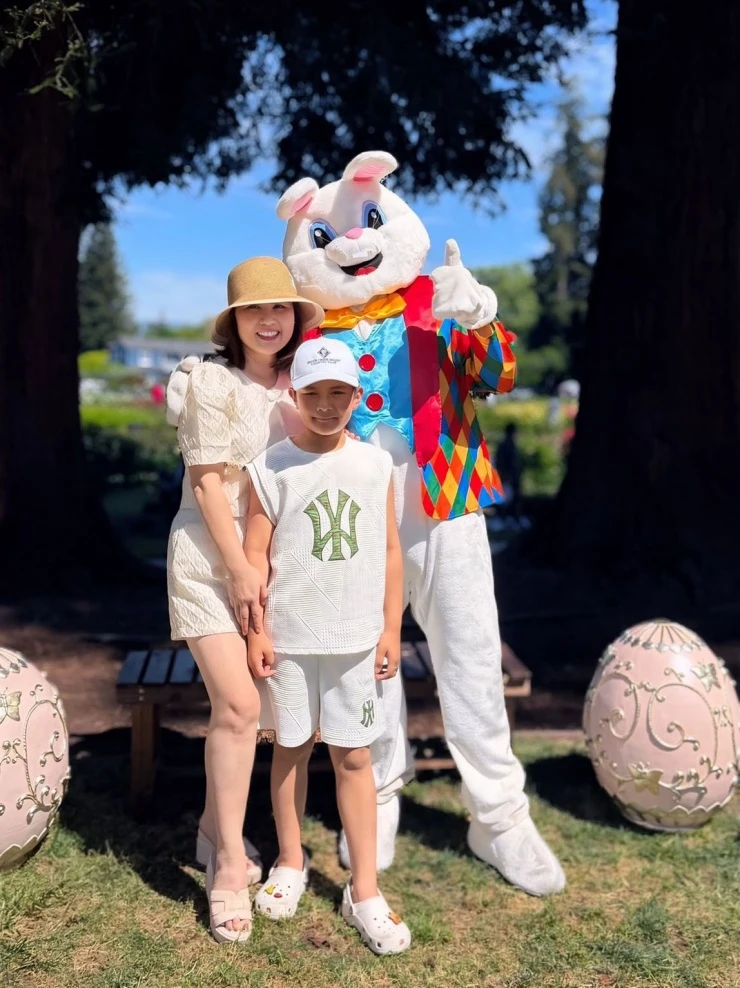 Ảnh sao 7/4: Em trai và em dâu tương lai của Tiên Nguyễn tình tứ bên nhau