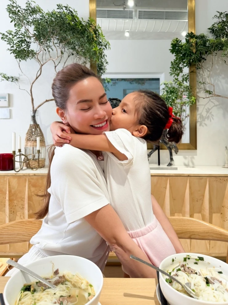 Ảnh sao 7/4: Em trai và em dâu tương lai của Tiên Nguyễn tình tứ bên nhau