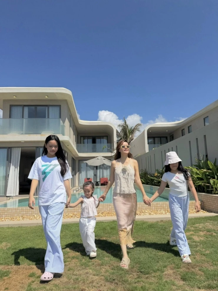 Ảnh sao 7/4: Em trai và em dâu tương lai của Tiên Nguyễn tình tứ bên nhau