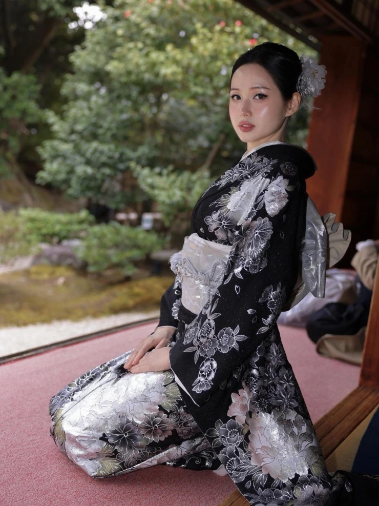 Ảnh sao 7/4: Em trai và em dâu tương lai của Tiên Nguyễn tình tứ bên nhau