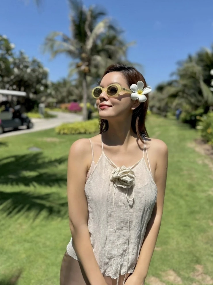 Ảnh sao 8/4: Thanh Mai thăm biệt thự 1.000 m2 của Giáng My Ảnh sao 8/4: Thanh Mai thăm biệt thự 1.000 m2 của Giáng My