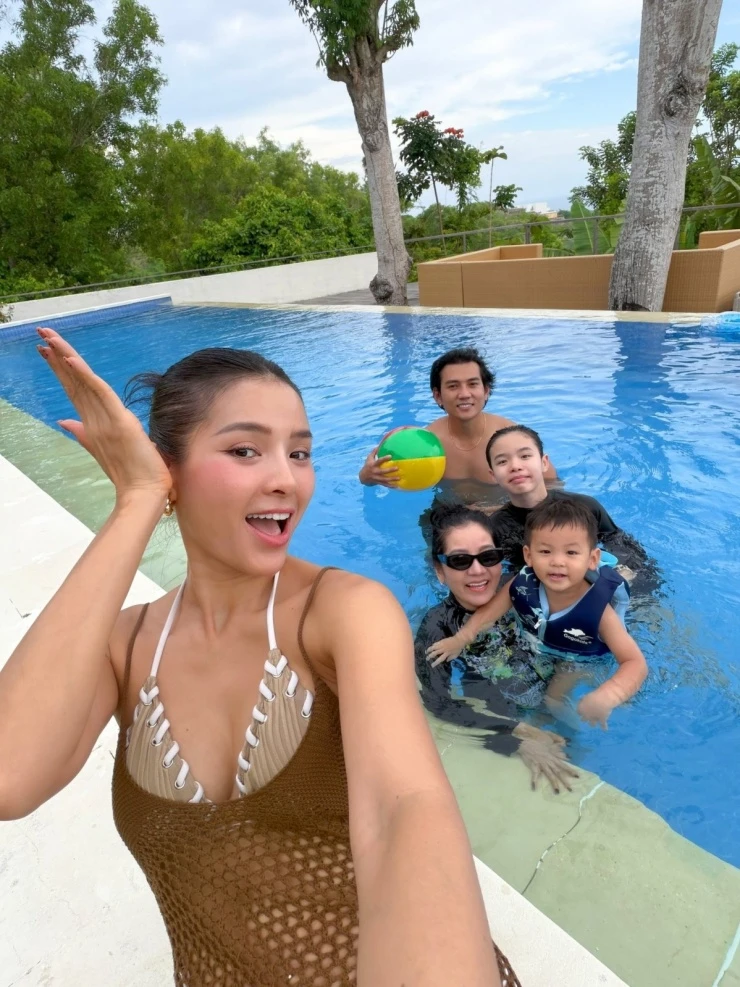 Ảnh sao 8/4: Thanh Mai thăm biệt thự 1.000 m2 của Giáng My Ảnh sao 8/4: Thanh Mai thăm biệt thự 1.000 m2 của Giáng My