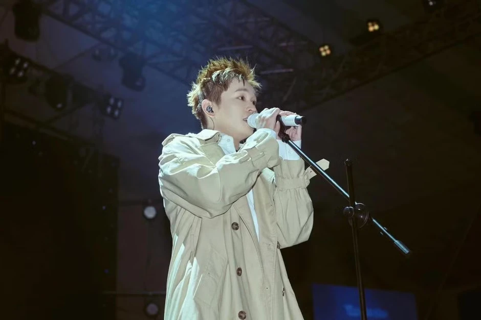 B Ray xin lỗi sau khi có lời rap khiếm nhã về cụm từ “em xinh” trên livestream B Ray xin lỗi sau khi có lời rap khiếm nhã về cụm từ “em xinh” trên livestream