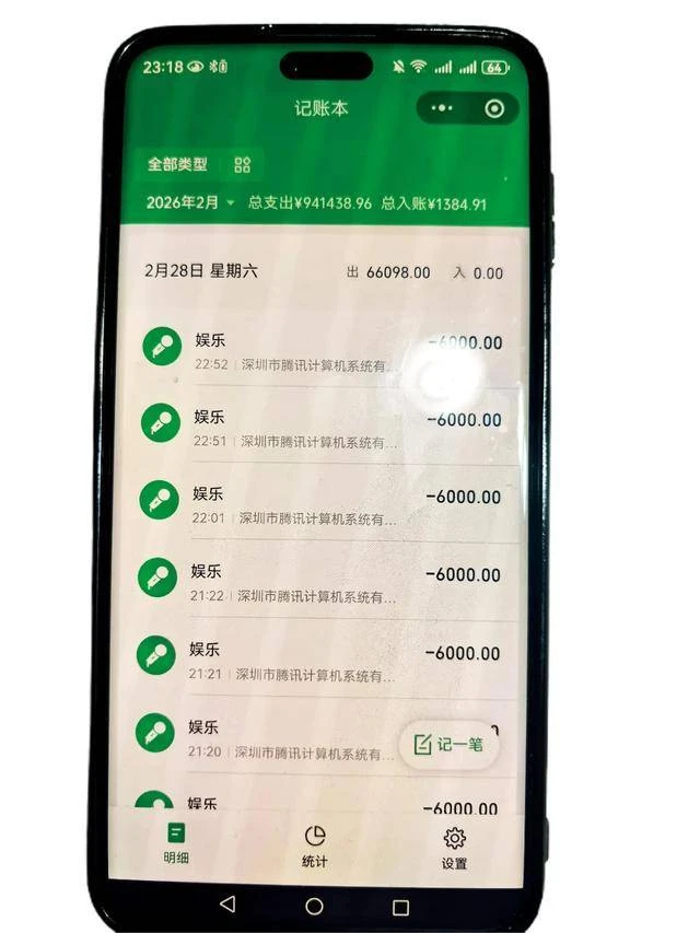 Bà cụ 70 tuổi xem livestream mỗi ngày: 6 tháng sau người con trai “hoảng hốt” khi thấy số dư tài khoản