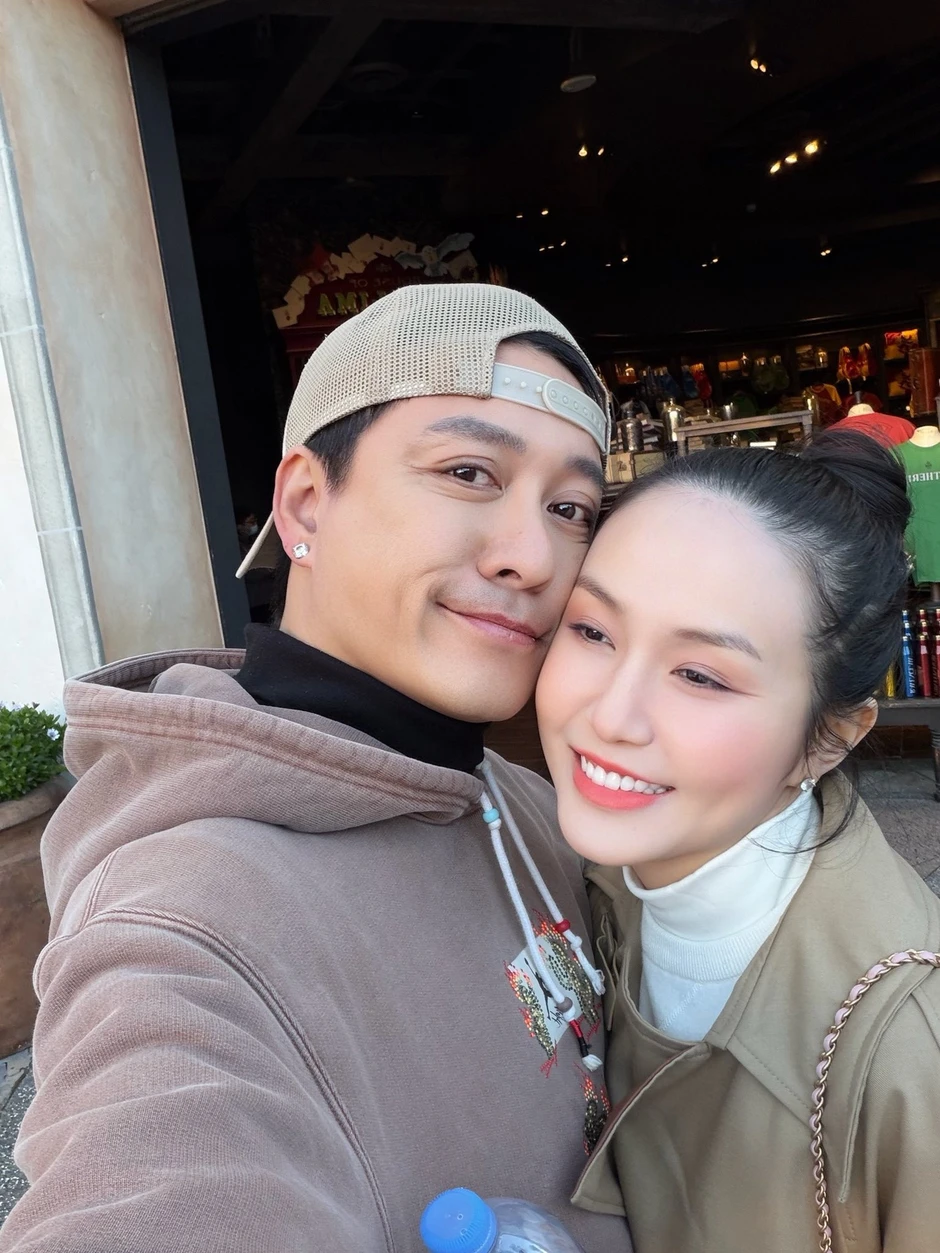 Bà xã 9X của Tuấn Hưng: "Giờ không chỉ là vợ chồng, còn là bạn đồng tu" Bà xã 9X của Tuấn Hưng: "Giờ không chỉ là vợ chồng, còn là bạn đồng tu"