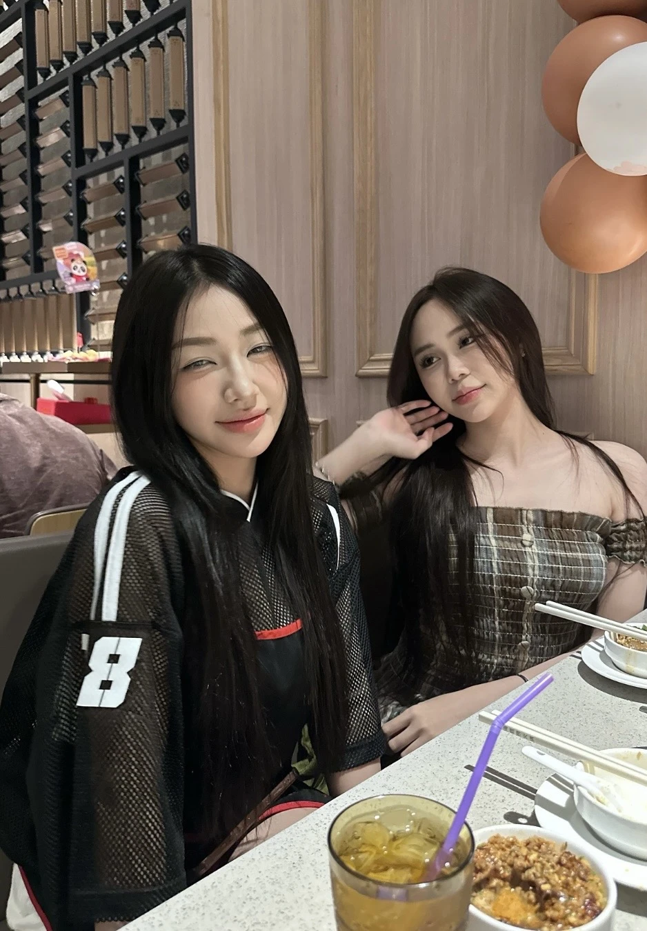 Bạn thân của Trần Hà Linh thả dáng quyến rũ