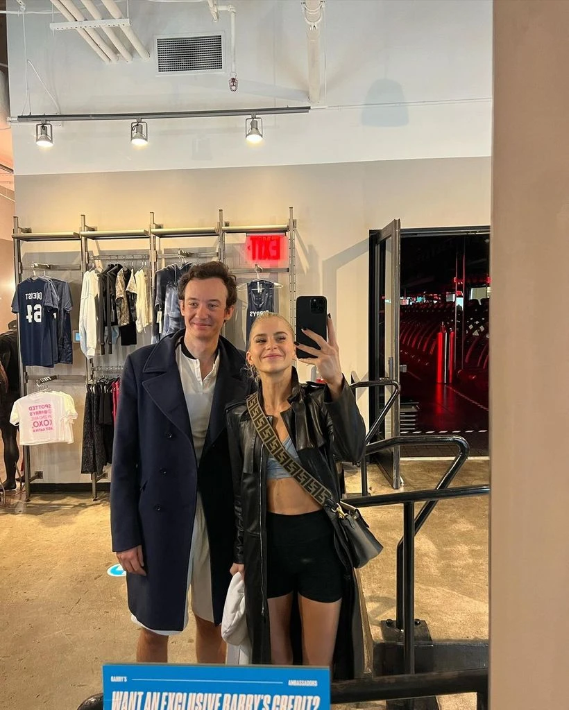 Bạn trai tỷ phú chia tay Lisa (BLACKPINK), lộ ảnh thân mật bên gái lạ?