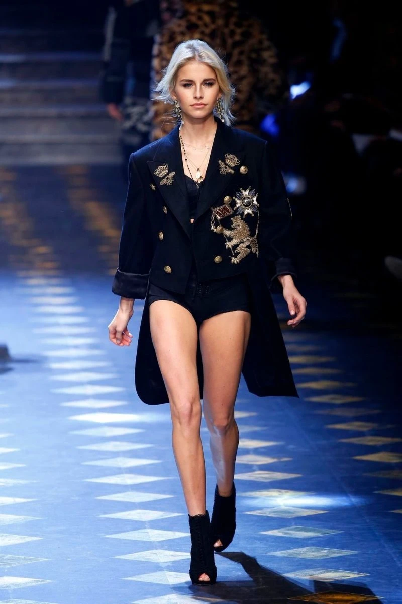 Bạn trai tỷ phú chia tay Lisa (BLACKPINK), lộ ảnh thân mật bên gái lạ?