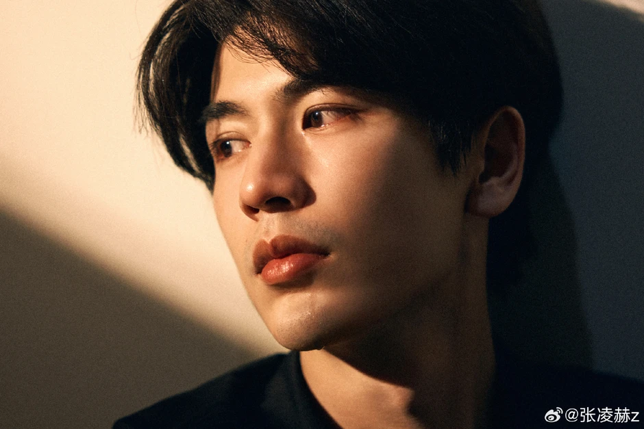 Báo động tình trạng của "tướng quân kem nền" Trương Lăng Hách: Mệt mỏi, cúi gằm mặt trong lần đầu lộ diện