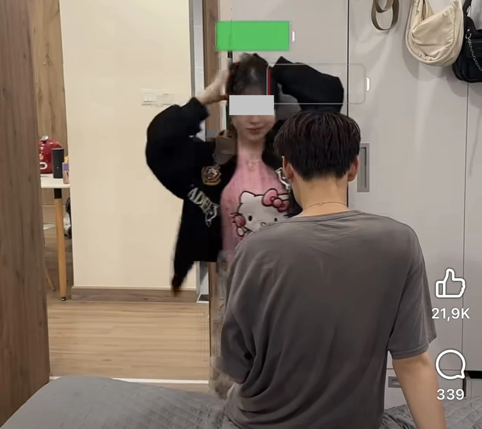 Bất chấp tất cả để câu kéo người xem, cặp đôi khiến dân mạng "rùng mình" vì loạt content nhạy cảm, lố lăng hết sức!