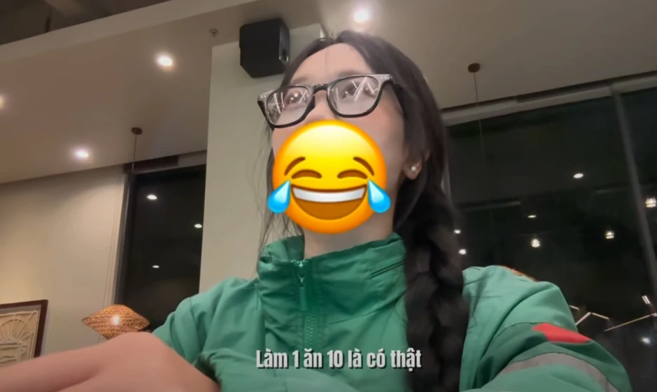 Bắt gặp cô gái chạy Grab, CĐM ngỡ ngàng trước nhan sắc dịu dàng đến khó tin