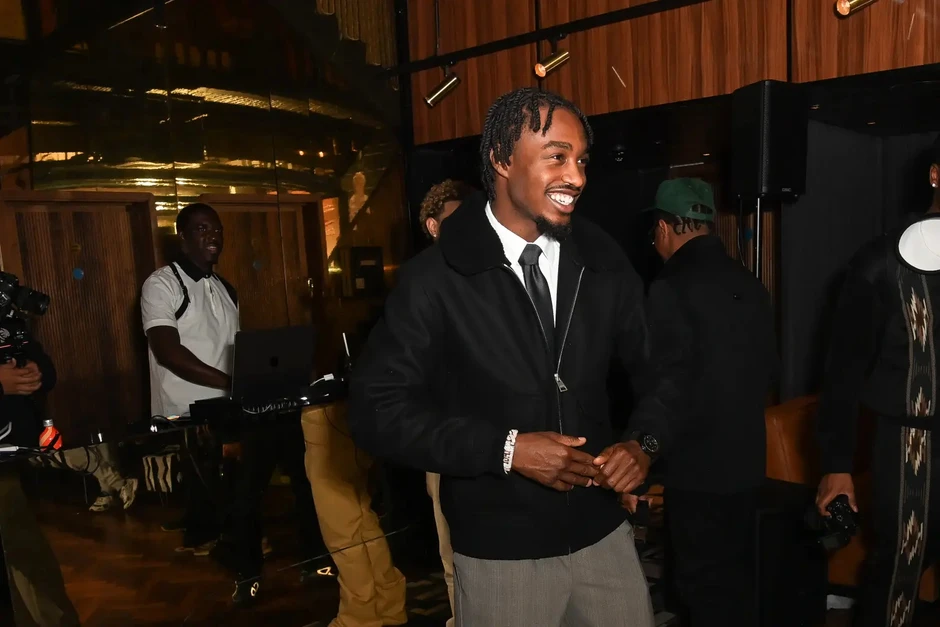 Bắt khẩn cấp nam ca sĩ nổi tiếng vì tội nghiêm trọng, thái độ cười cợt gây sốc